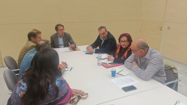 Representantes de la Federación Vecinal reclaman al Ayuntamiento la reversión a uso residencial de 4.500 pisos turísticos ilegales