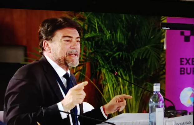 Barcala plantea en el foro de ciudades un catálogo de servicios públicos locales con una financiación justa