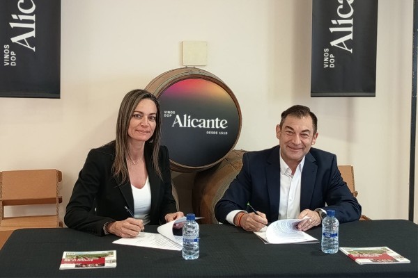 El Ayuntamiento de Relleu apuesta por el enoturismo y se adhiere a la Ruta del Vino de Alicante
