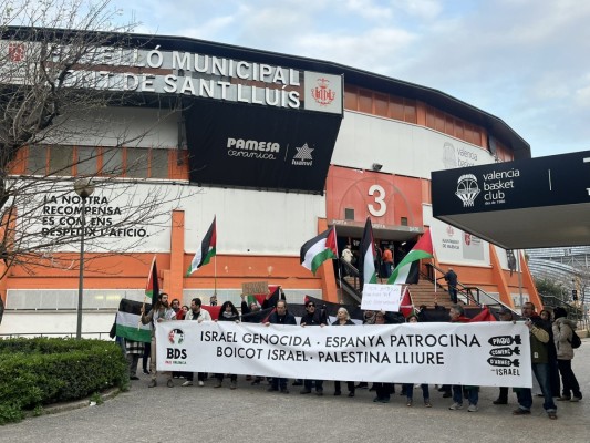 Medio centenar de personas clama contra Israel en la visita de Hapoel Tel Aviv a València