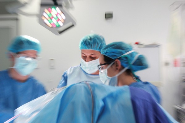 La demora para operarse en la sanidad pública vuelve a crecer en 2015 y roza los 3 meses de media