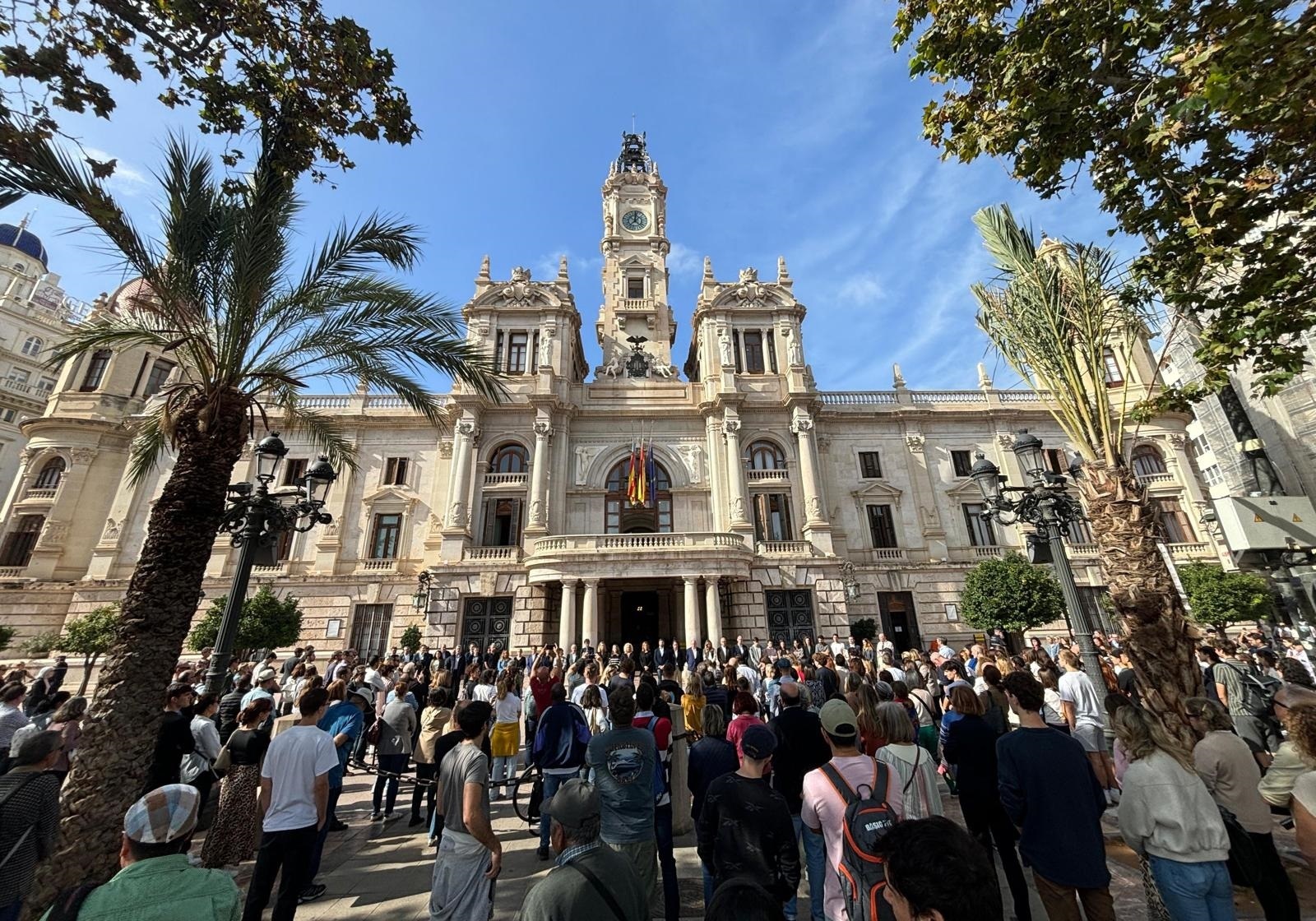 El Ayuntamiento de València guarda un minuto de silencio en señal de duelo por las víctimas