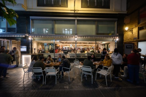 Barecito, el bar junto al Ayuntamiento donde aspiran a conocerte por tu nombre 