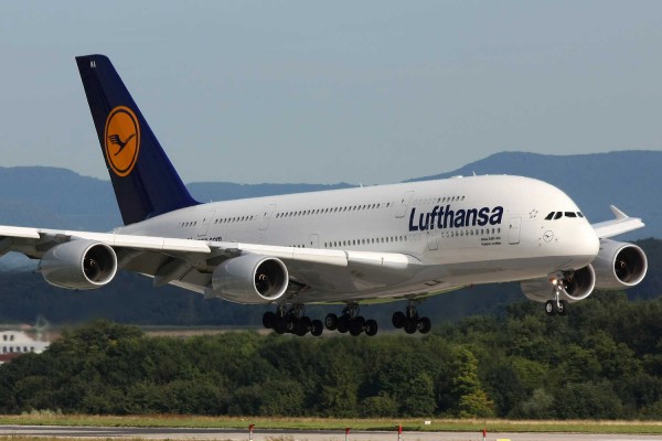 La aerolínea Lufthansa celebra medio siglo cotizando en bolsa
