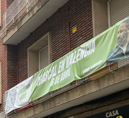 Vox cuelga en su sede de València un cartel de un acto de Abascal y el Ayuntamiento señala que no permite esa publicidad