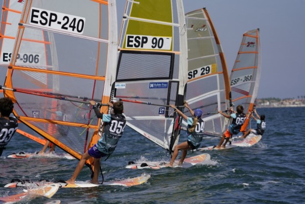 Windsurfistas olímpicos y campeones del mundo disputan el Nacional en Los Alcázares