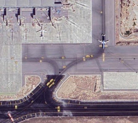 El aeropuerto Alicante-Elche cierra una de las salidas a la zona de rodaje por hundimiento en el pavimento
