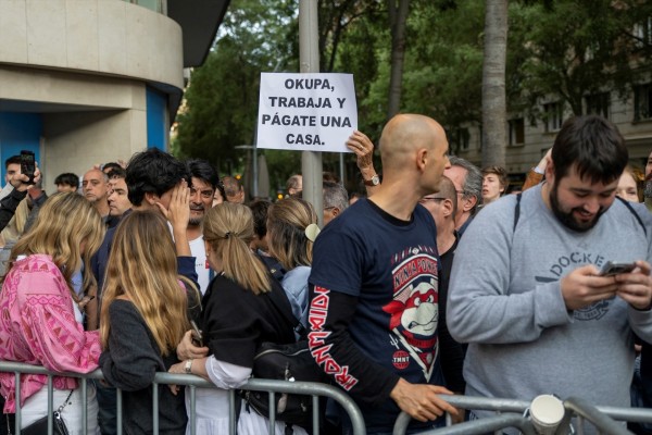 Vox propone al Consell crear una oficina antiokupación y recortar fondos a sindicatos y patronal