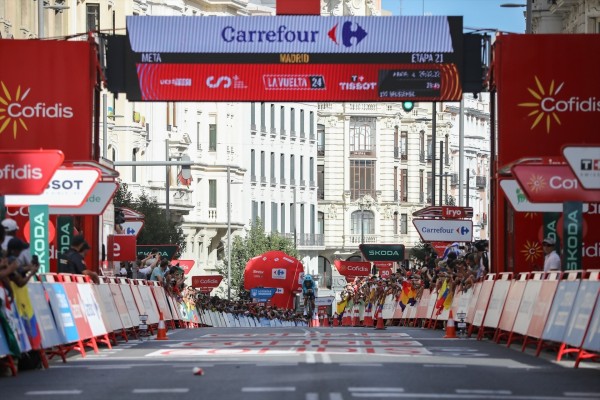 La Vuelta invita a Burgos, Caja Rural y Q36.5 y deja fuera al Kern Pharma