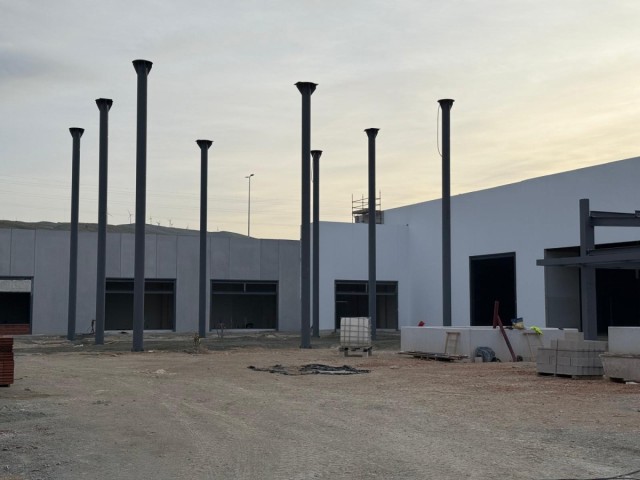 Las tiendas comienzan a reformar sus locales para la apertura del nuevo centro comercial Los Olivos de Cieza