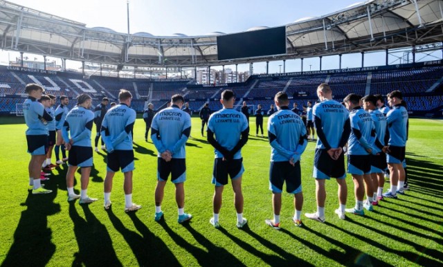 El Levante guarda un minuto de silencio por las víctimas de la dana en el entrenamiento