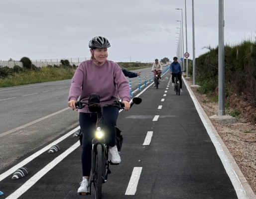 El nuevo tramo de carril bici, entre la rotonda del antiguo aeropuerto y Los Narejos, ya está operativo