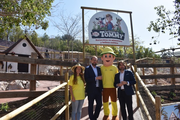 Terra Natura Murcia inaugura una granja escuela con 28 animales 'en miniatura'