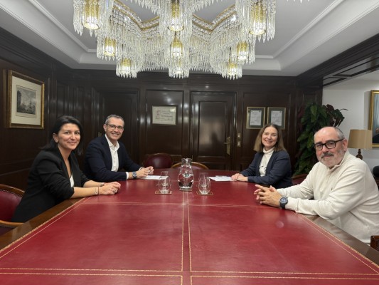 Aguas de Alicante y el COAFA colaborarán en gestiones administrativas y en concienciación