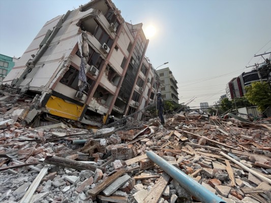 Aumentan a más de 3.300 los muertos y casi 4.800 los heridos por el terremoto en Birmania