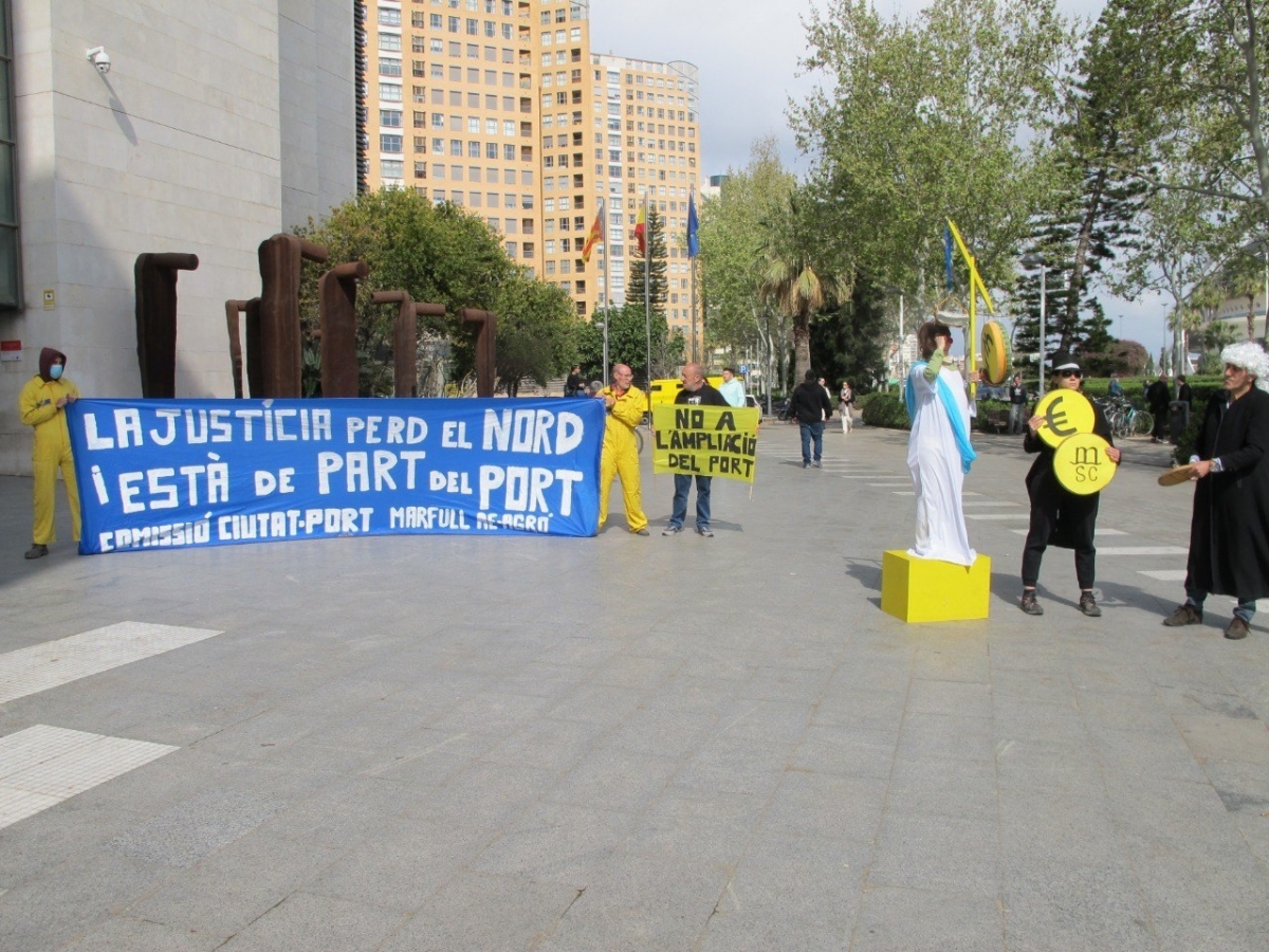 Activistas reclaman la paralización de la ampliación norte del Puerto en una concentración