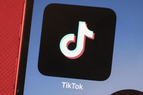 Trump concede otro plazo de 75 días a TikTok para desvincularse en EEUU de china ByteDance