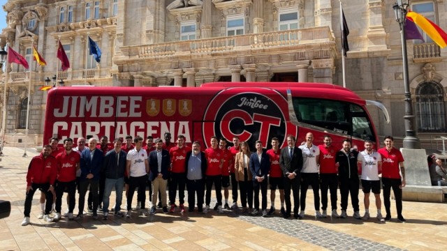 Pablo Ramírez renueva hasta 2028 con un Jimbee que estrena autobús de última generación