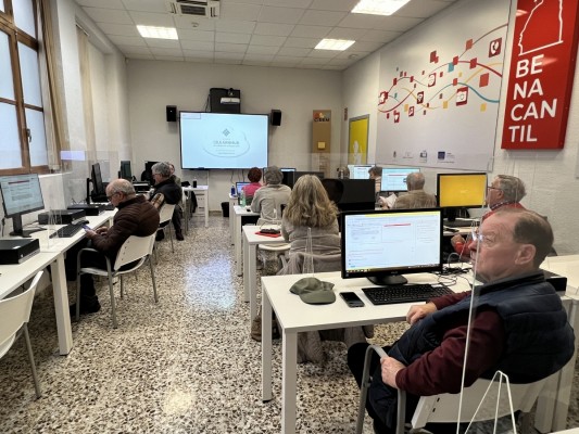 Más de 400 personas inscritas en los cursos de competencias digitales de Alicante