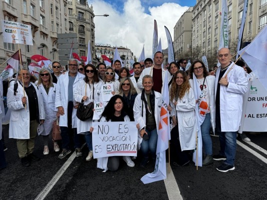 Médicos de Castellón se manifiestan en Madrid por un estatuto propio para la profesión médica 