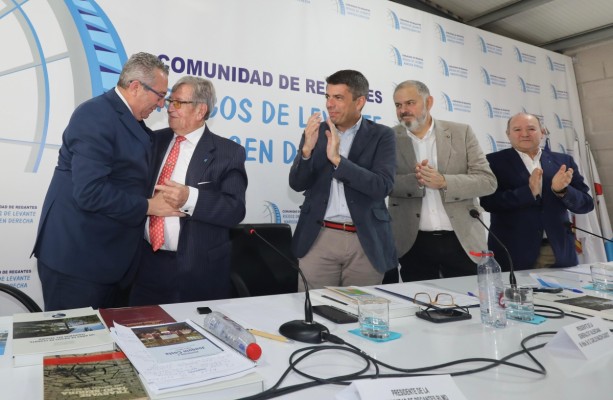 Los regantes del Segura conceden a Pérez la Insignia de Oro por su defensa del agua y la agricultura