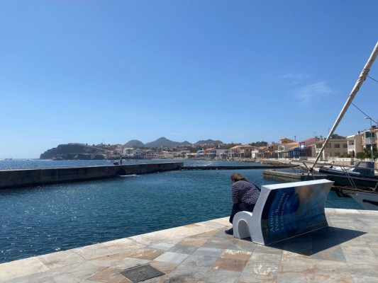 Cabo de Palos sorprende con unos bancos con forma de libros de Pérez-Reverte en el Paseo de la Barra 