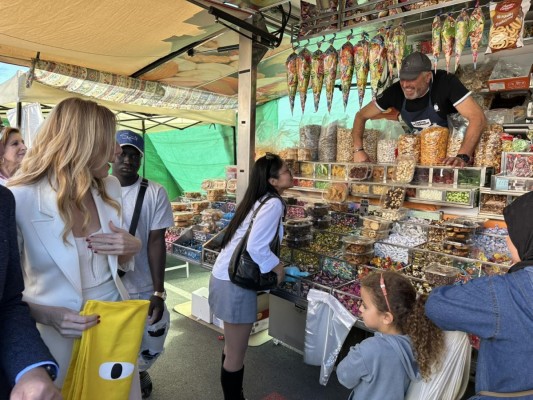 Torre Pacheco estrena su mercado 'amable': con nuevo mobiliario, mupis digitales, máquinas de reciclaje y taquillas inteligentes