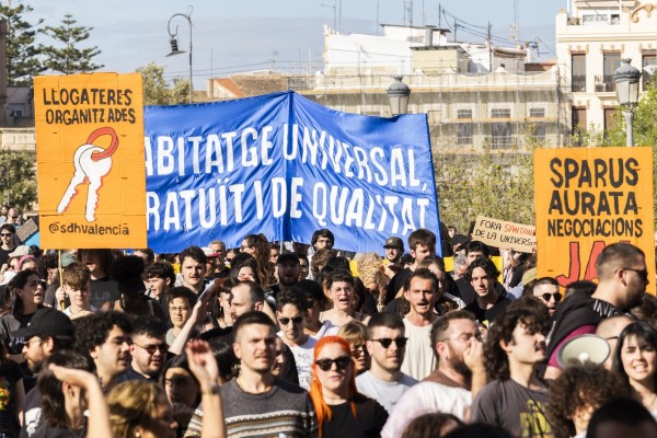 Manifestación por el derecho a la vivienda en València