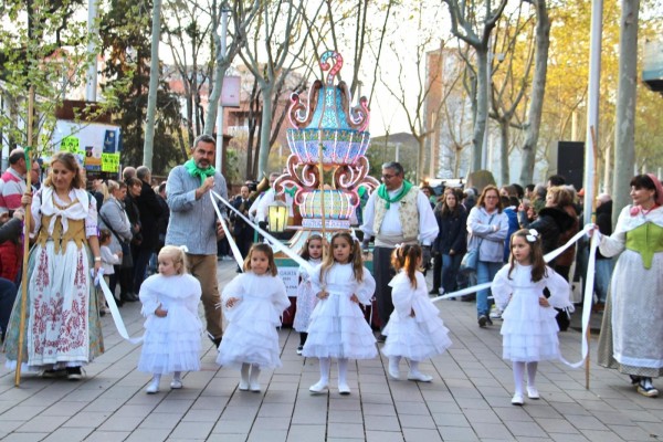 Una multitudinaria delegación castellonense protagoniza la Romeria y el Desfile de Gaiatas en Gavà