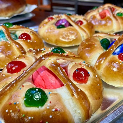 Recetas centenarias y elaboraciones artesanales: Burriana mantiene la tradición de la mona