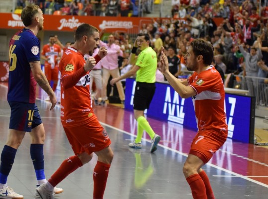 El Jimbee cae ante un sólido Barça, que accede al liderato liguero, delante de 4.497 espectadores en Cartagena
