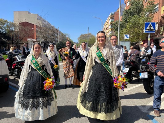 Las reinas de las fiestas de Castelló ofrendan a la Mare de Déu del Lledó en Gavà
