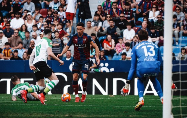 Victoria que vale más de tres puntos: el Levante se abona al ascenso directo goleando al Racing (3-1)