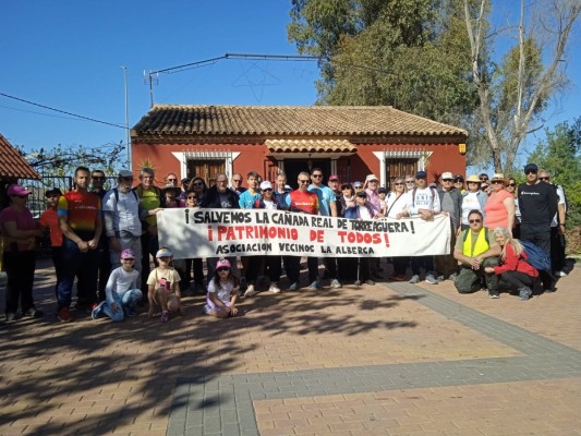La ruta senderista en defensa de la cañada real de Torreagüera reivindica 
