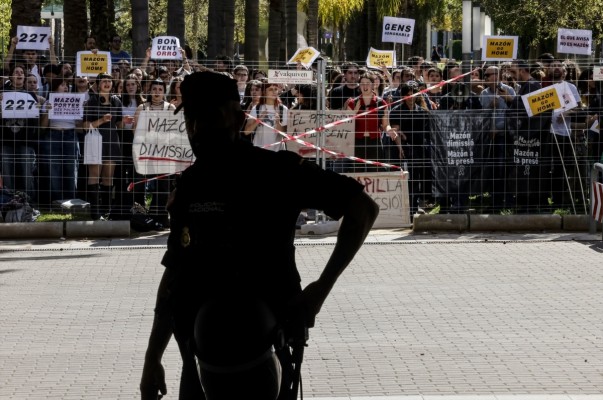 Estudiantes reciben a Mazón en la UPV con gritos de 