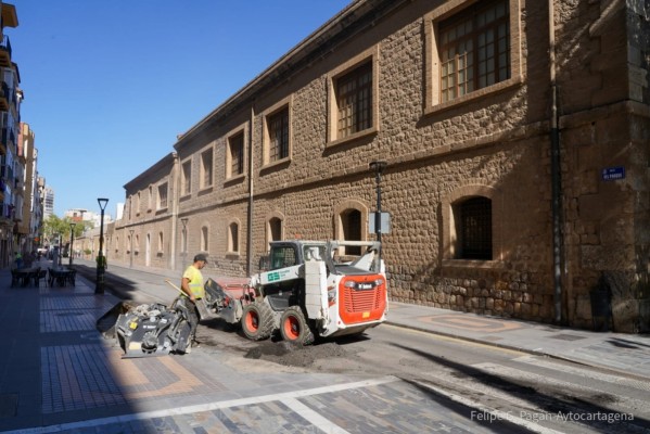 Obras de asfaltado en la calle Parque antes de Semana Santa obligan a cortar el tráfico