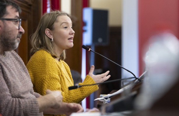 Compromís denuncia que la Diputació paga tard als i les professionals de la cultura