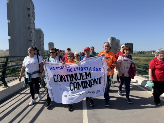 Más de 500 vecinos de l’Horta Sud participan en una caminata saludable para promover el ejercicio físico en grupo
