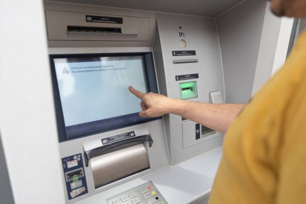 El PSOE transforma el impuesto a la banca en una tasa sobre intereses y comisiones