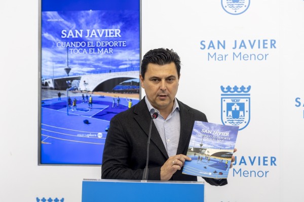 Luengo presenta el anuario de San Javier como un documento 