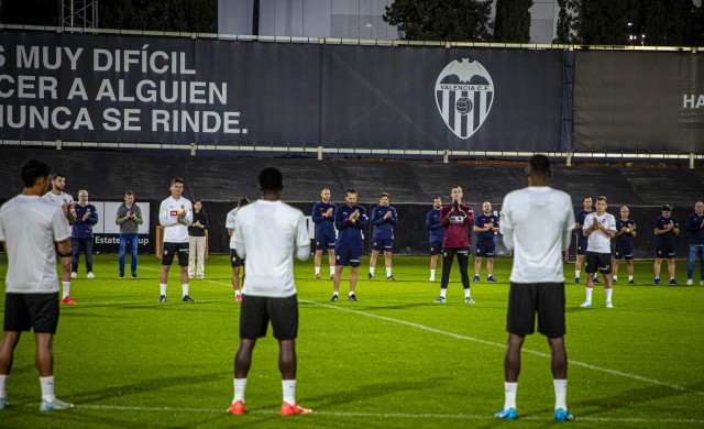El Valencia, con Layhoon pero sin Yarek ni Iranzo, guarda un minuto de silencio en Paterna