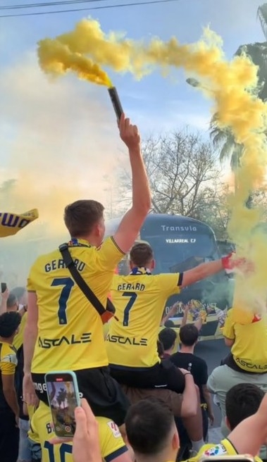 Los tres jóvenes alemanes participaron en el recibimiento previo al partido ante el Athletic Club