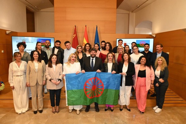 López Miras anuncia la Medalla de Oro de la Región al Pueblo Gitano en el 600 aniversario de su presencia en España