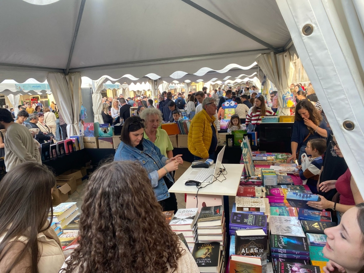 La Feria del Libro de Elche del pasado fin de semana congrega alrededor de 25.000 visitantes