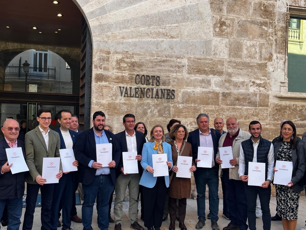 Rodríguez y otros miembros de la Unión Municipalista, en el registro de su ILP en Les Corts.