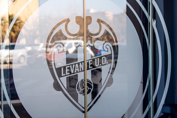 El Levante habilita el Ciutat para recogida de alimentos, ropa y mantas 
