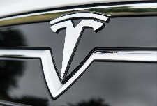 Tesla cae más de un 3% en Bolsa tras recortar un 37% su beneficio del tercer trimestre