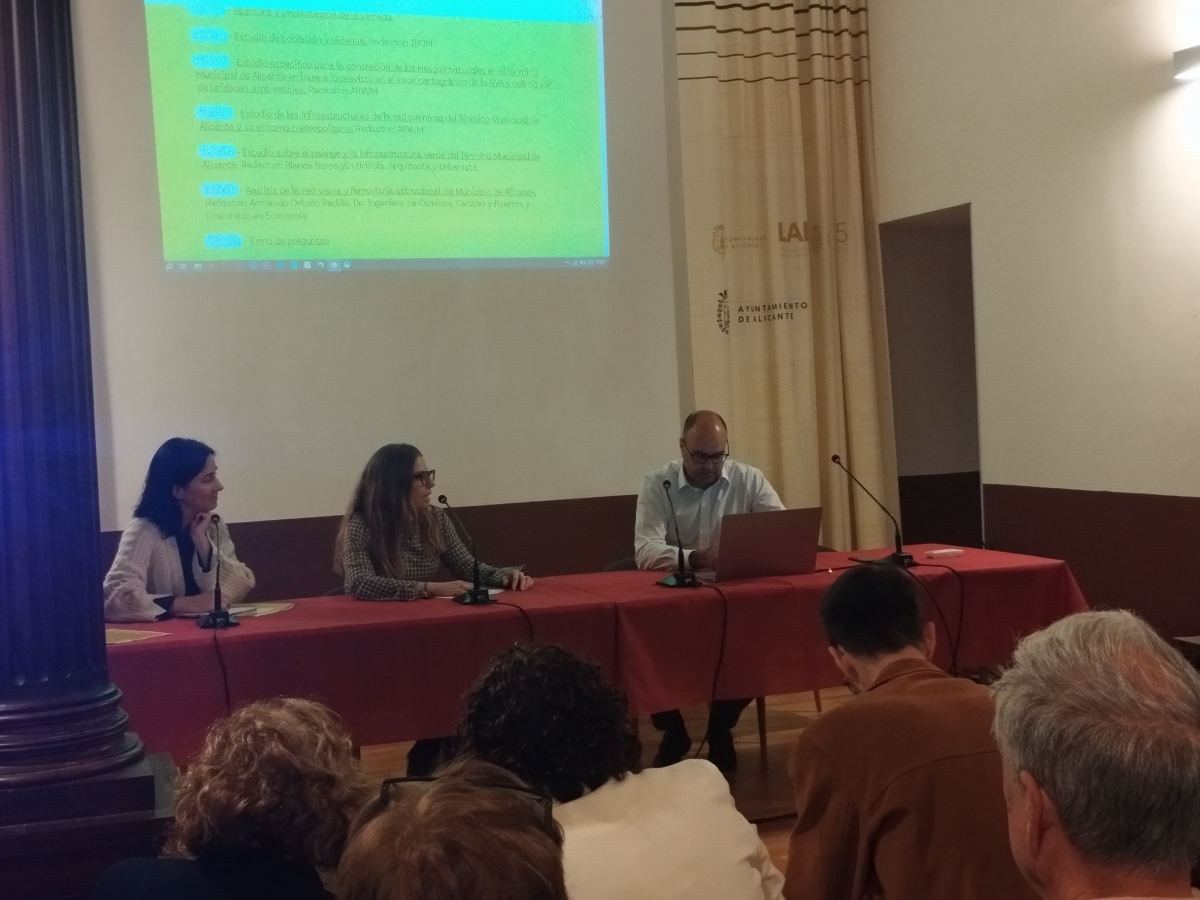 Un momento de la presentación de los informes sobre el PGOU de Alicante.
