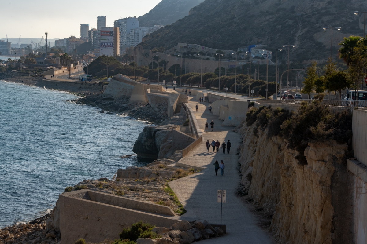 Panorámica de la vía verde de la Cantera y de la avenida de Villajoyosa de Alicante. - Foto: RAFA MOLINA