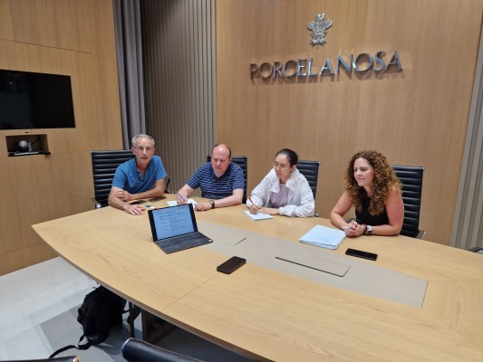 Porcelanosa i l'UJI investiguen com substituir la terra atomitzada per a reduir el consum energètic en la ceràmica
